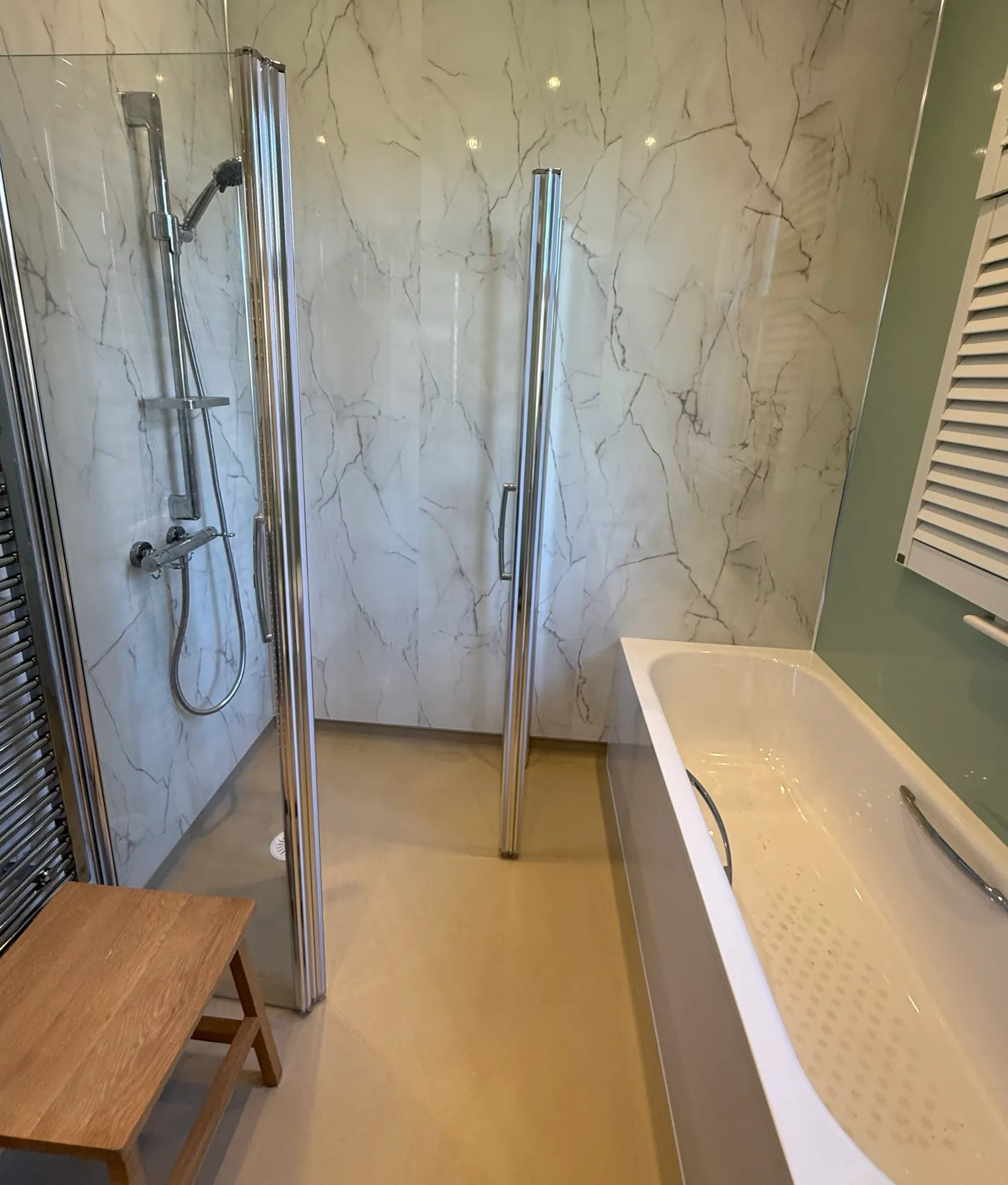 Bath with support rails, a shower screen and a wooden stool